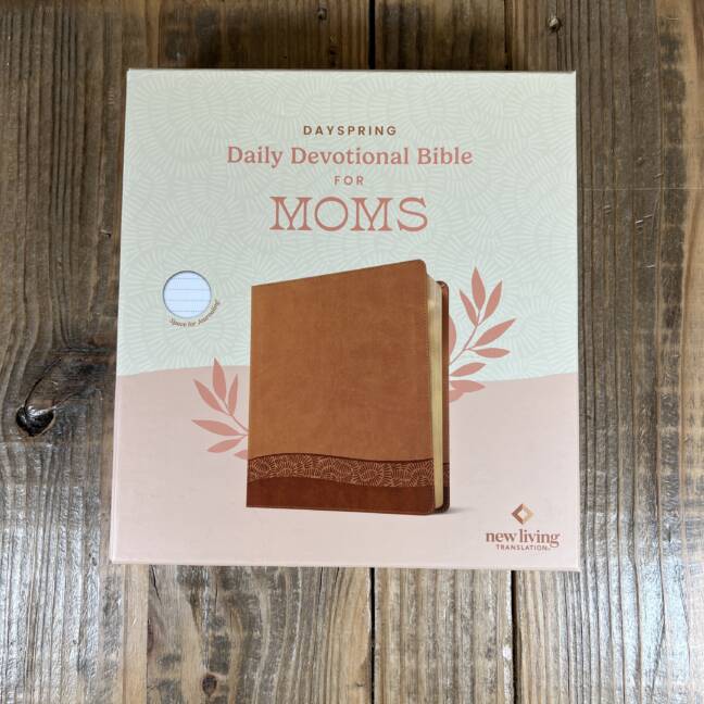 Dayspring Daily Devotional Bible for Moms, NLT (Leatherlike, Camel)