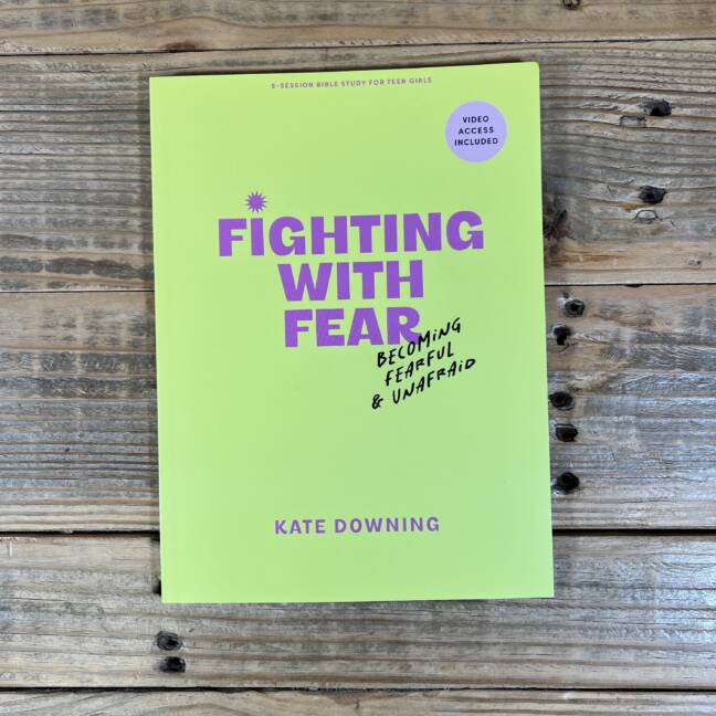 Fighting with Fear - Teen Girls' Bible Study Book with Video Access: Becoming Fearful and Unafraid